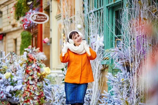 Fröhliche junge Frau genießt die Weihnachtszeit in Paris — Stockfoto