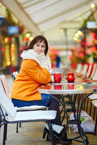 Fröhliche junge Frau genießt die Weihnachtszeit in Paris — Stockfoto