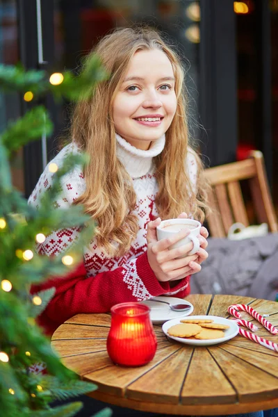 Giovane donna su una strada di Parigi decorata per Natale — Foto Stock