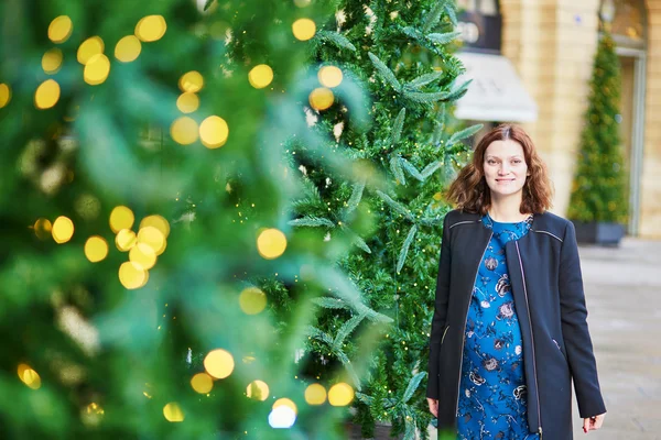 Mujer embarazada en una calle de París en Navidad — Foto de Stock