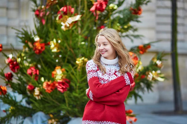 Giovane donna su una strada di Parigi decorata per Natale — Foto Stock