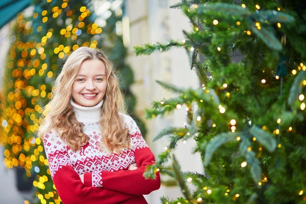 Chica con un árbol de Navidad brillantemente decorado —  Fotos de Stock