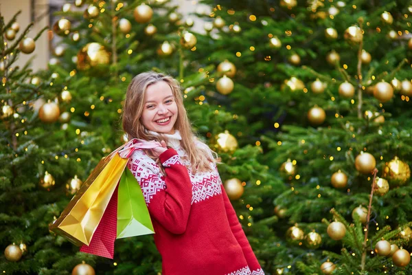 Jovencita alegre con bolsas de compras coloridas —  Fotos de Stock