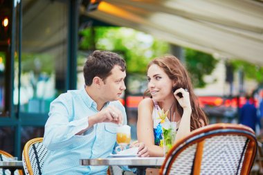 Seven çift Paris kafede romantik