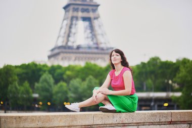 Paris'te Eyfel Kulesinin yakınında genç kız