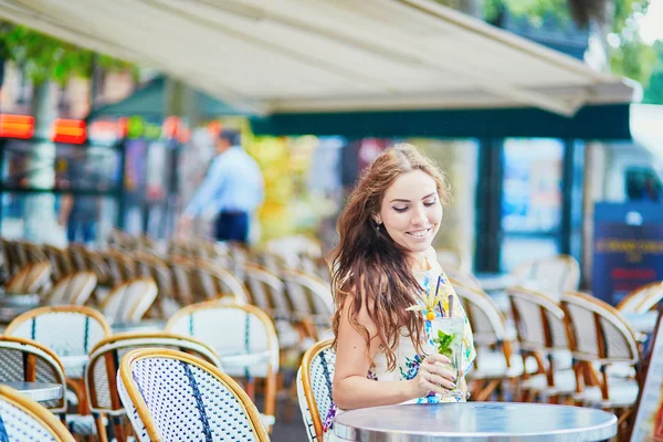 Mujer en café parisino con cóctel en un día de verano — Foto de Stock