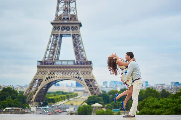 Eyfel Kulesi bir tarih olan romantik sevgi dolu Çift