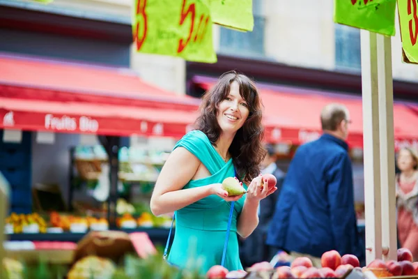 Mujer francesa eligiendo frutas en el mercado —  Fotos de Stock