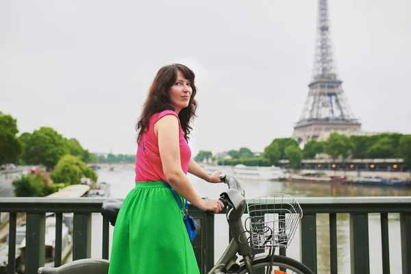 Kvinna som rider en cykel på en gata i Paris — Stockfoto