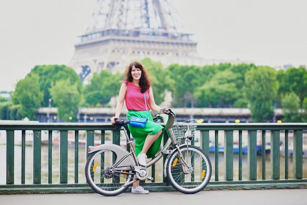 Kvinna som rider en cykel på en gata i Paris — Stockfoto