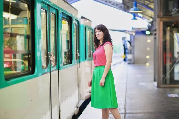 Junge Frau in Pariser U-Bahn — Stockfoto