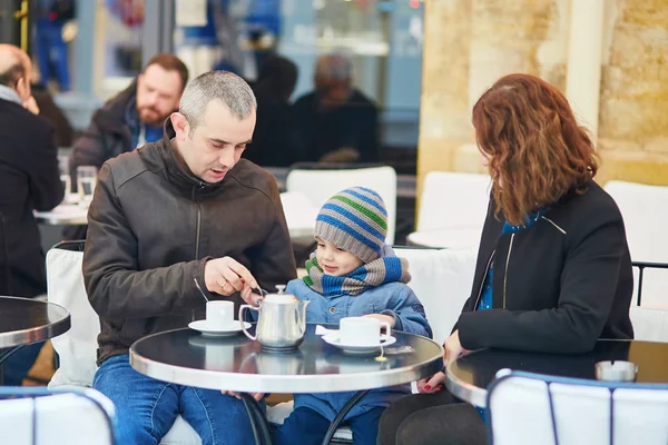 Glückliche dreiköpfige Familie im Café im Freien — Stockfoto