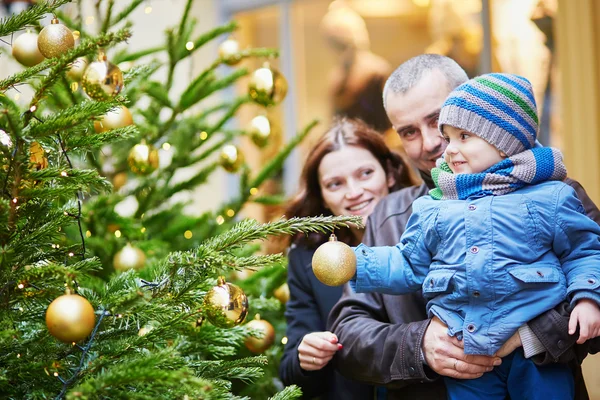 Joyeux famille de trois à l'extérieur à Noël — Photo