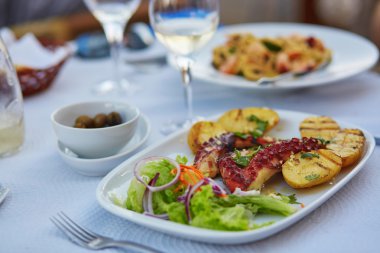 Fırında patates ile Izgara ahtapot