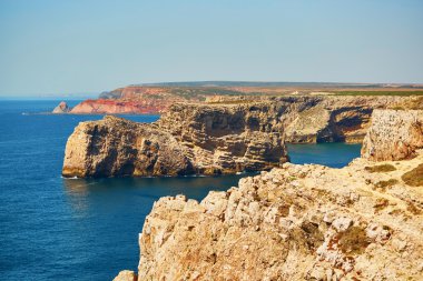 Algarve bölgesinde kayalık kıyı şeridi manzara manzara
