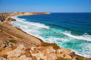 Algarve bölgesinde kayalık kıyı şeridi manzara manzara