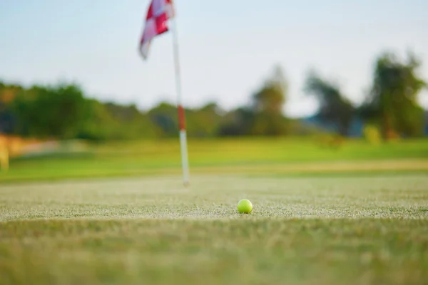 高尔夫球在球棒上绿色的特写 — 图库照片
