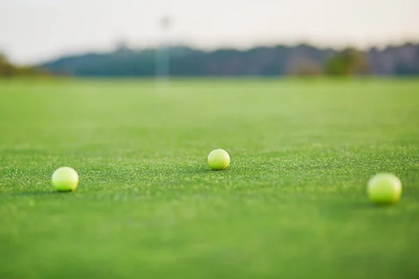 Fechar a bola de golfe no verde — Fotografia de Stock