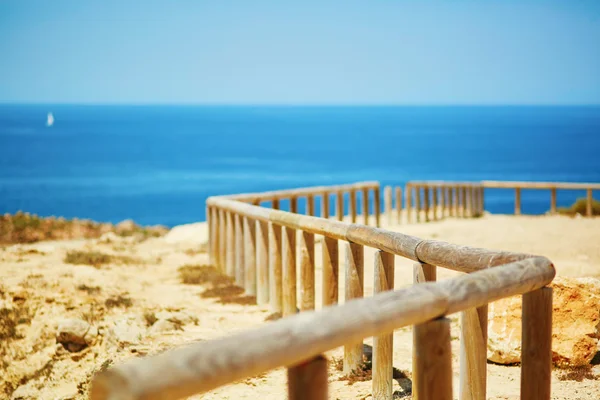 Passarela de madeira ao longo da costa na região do Algarve — Fotografia de Stock