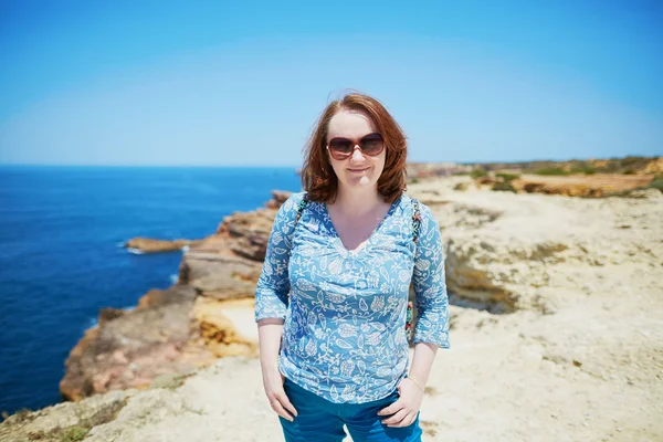 Mujer en la costa en la región del Algarve — Foto de Stock