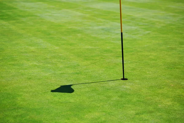 Flag shadow on the golf field — Stock Photo, Image