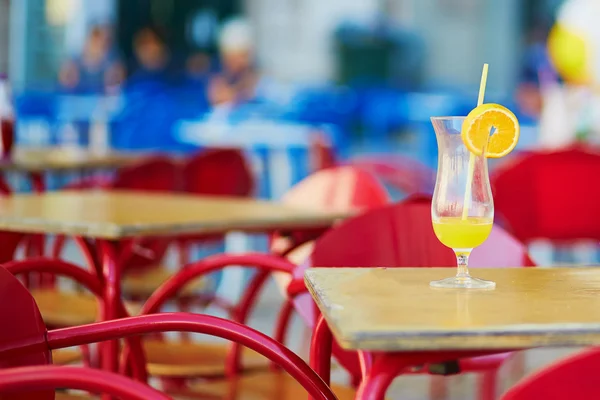 Glas mit Fruchtsaft oder Cocktail auf dem Tisch eines typischen Cafés in Lissabon — Stockfoto