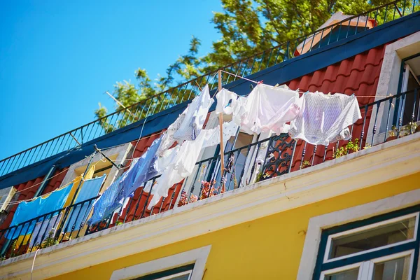 Laundry on the balcony of a typical house in Lisbon, Portugal — Stock Photo, Image