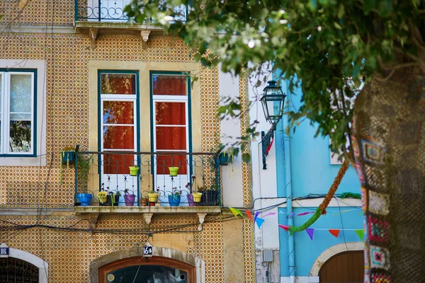 Rua típica em Lisboa, Portugal — Fotografia de Stock