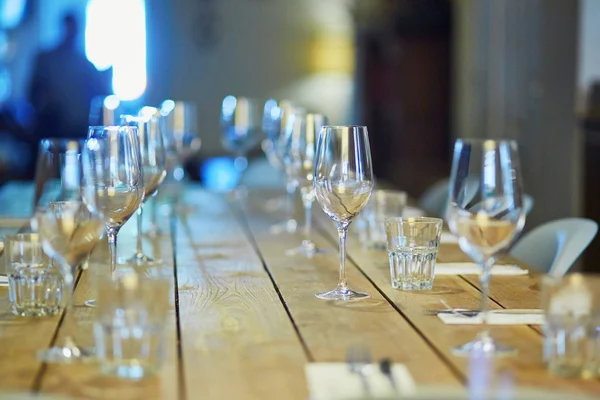 Fila de copos de vinho na mesa no restaurante — Fotografia de Stock