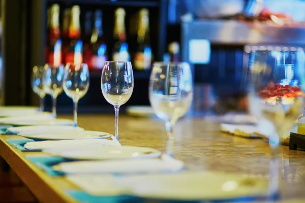 Fila de copos de vinho na mesa no restaurante — Fotografia de Stock