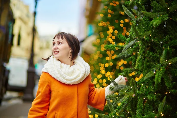 Joyeux jeune femme à Paris à Noël — Photo