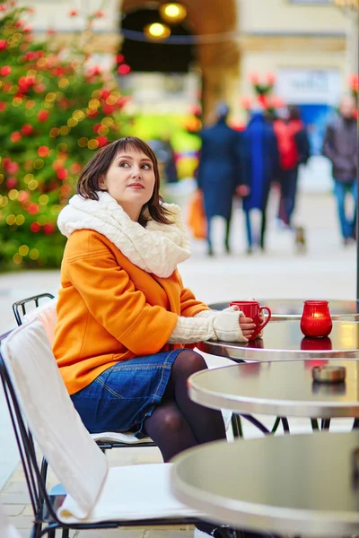 Vrolijke jonge vrouw in Parijs met Kerstmis — Stockfoto