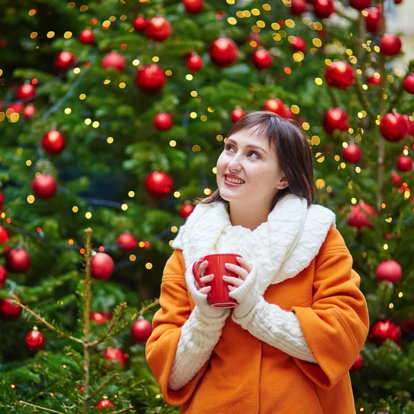 Веселий молоду жінку в Парижі на Різдво — стокове фото