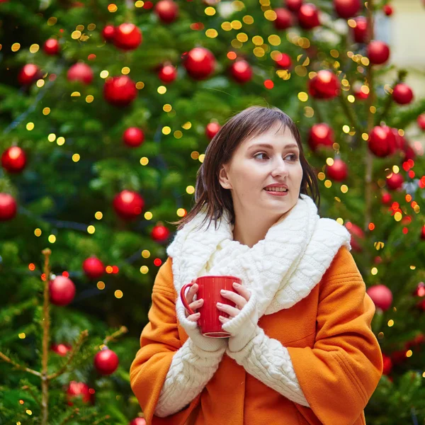 Fröhliche junge Frau zu Weihnachten in Paris — Stockfoto