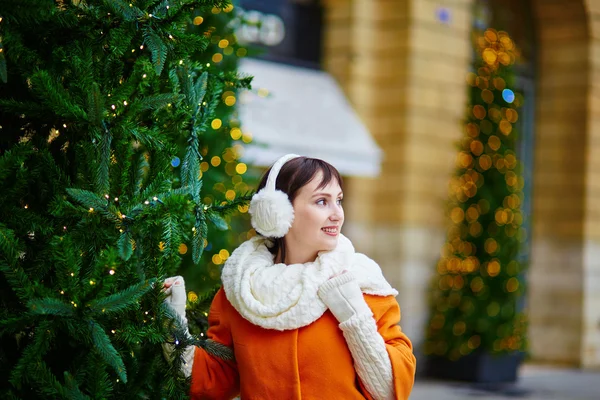 Giovane donna allegra a Parigi a Natale — Foto Stock