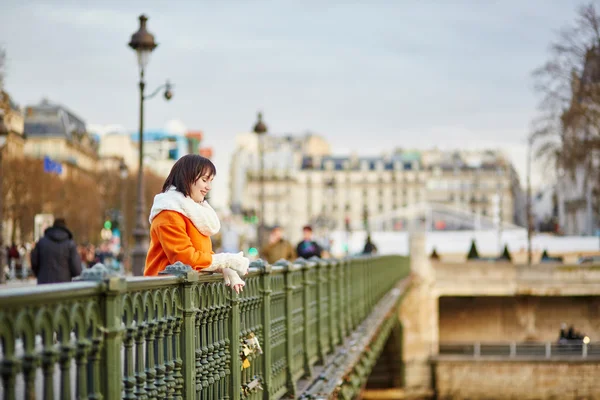 Noel'de Paris'te neşeli genç kadın — Stok fotoğraf