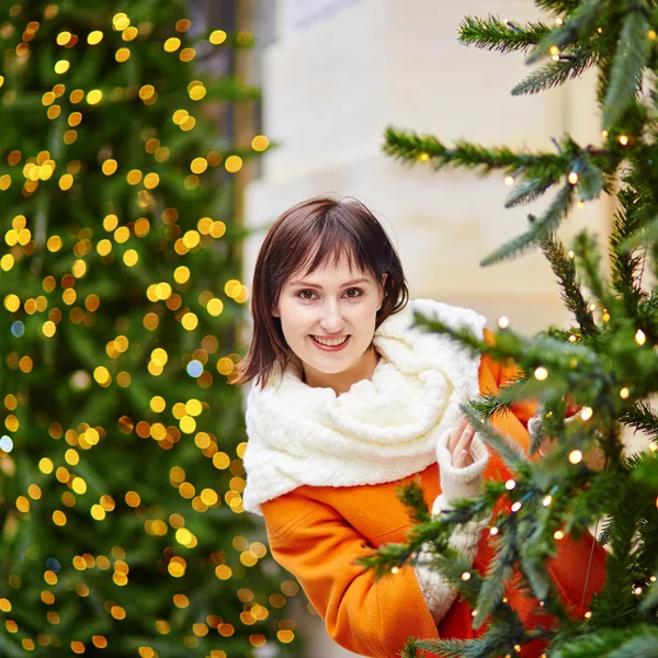 Giovane donna allegra a Parigi a Natale — Foto Stock