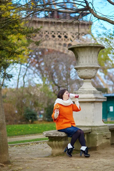 Paris'te neşeli genç kadın — Stok fotoğraf