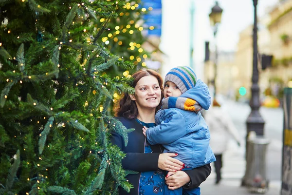 Zweiköpfige glückliche Familie schaut auf Weihnachtsbaum — Stockfoto