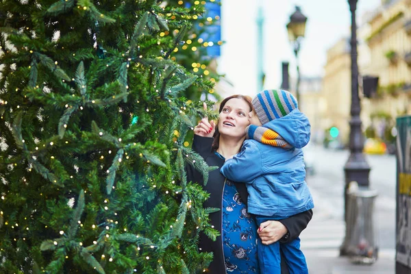 Ευτυχισμένη οικογένεια δύο βλέπουν χριστουγεννιάτικο δέντρο — Φωτογραφία Αρχείου