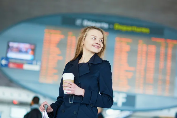 Giovane viaggiatore femminile in aeroporto internazionale — Foto Stock