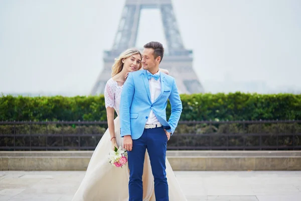 Házaspár közel az eiffel-torony Párizsban — Stock Fotó