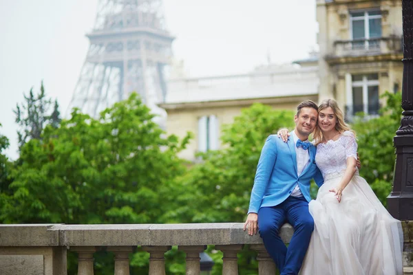 Net getrouwd koppel in de buurt van de Eiffeltoren in Parijs — Stockfoto