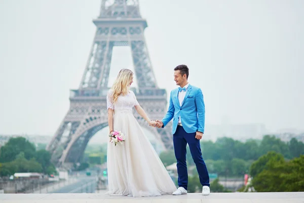 Házaspár közel az eiffel-torony Párizsban — Stock Fotó