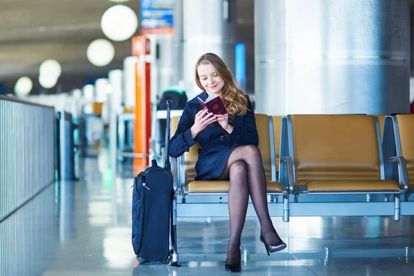 Mladá žena cestujícím v mezinárodní letiště — Stock fotografie