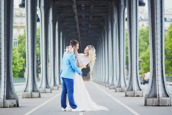 フランスのパリでちょうど結婚されていたカップル — ストック写真