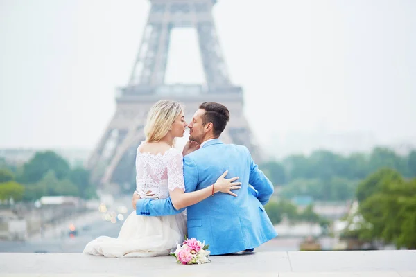 Pareja recién casada cerca de la Torre Eiffel en París —  Fotos de Stock