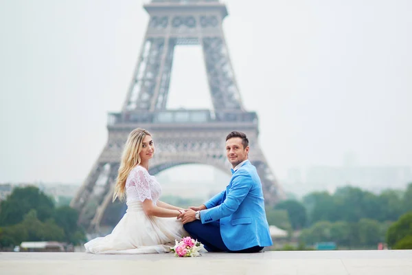 Casado casal perto da Torre Eiffel em Paris — Fotografia de Stock