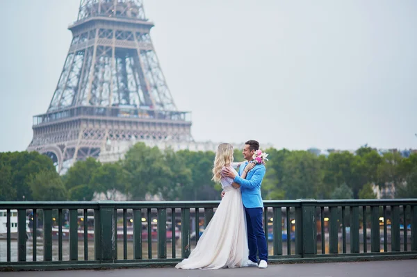 Pareja recién casada cerca de la Torre Eiffel en París —  Fotos de Stock