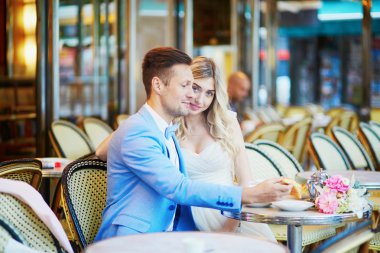 Sadece evli çift geleneksel Paris cafe